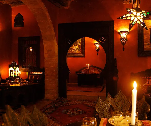 Inneneinrichtung des La Licorne-Restaurants in Essaouira