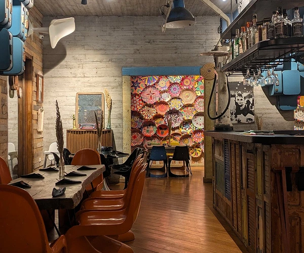 Inneneinrichtung des Mega Loft-Restaurants in Essaouira