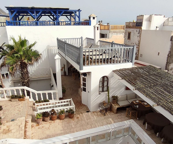 Terrasvormig dak van Riad Baladin in Essaouira.