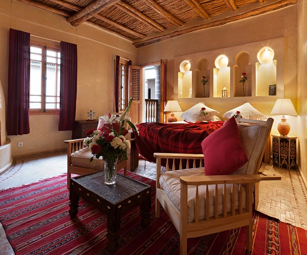 Interieurzicht van een warm ingerichte kamer in Riad Chbanate.