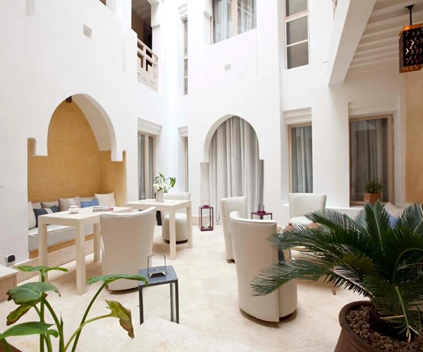 Witte en minimalistische Marokkaanse Riad interieur ruimte.